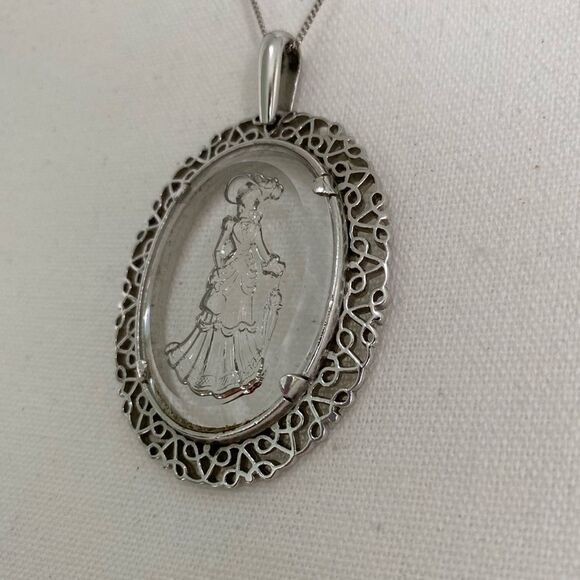 1980s Avon Victorian Lady Etched Intaglio Glass Pendant - Picture 3 of 6